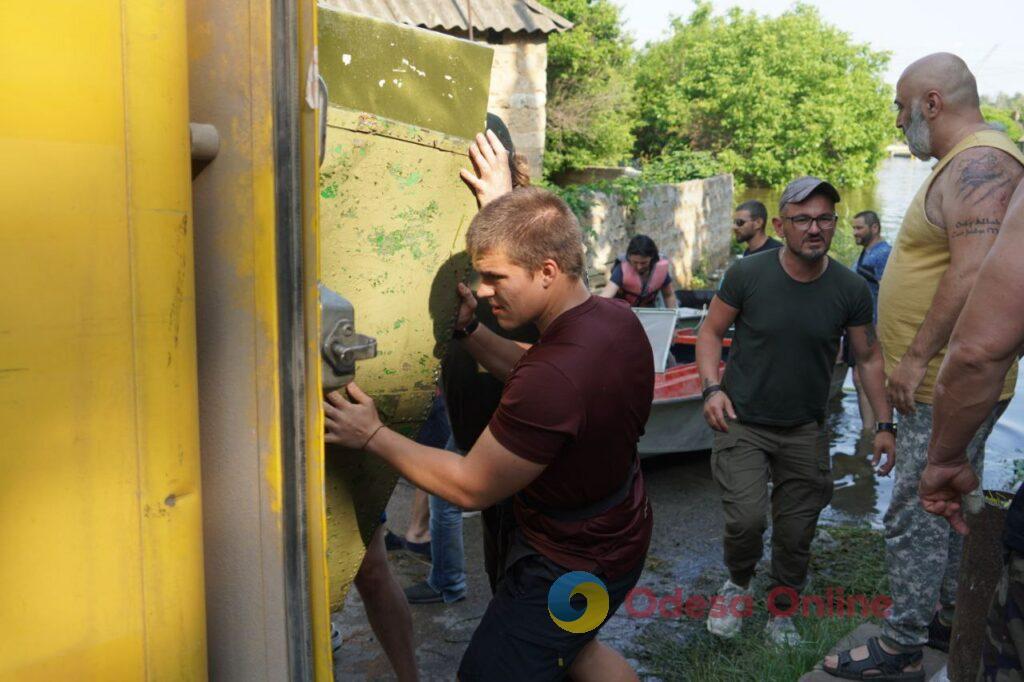 Херсонщина: незважаючи на обстріли, волонтери продовжують евакуювати тварин (фоторепортаж)