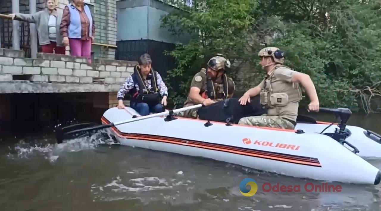 Одеські та херсонські нацгвардійці рятують людей із затоплених будинків (відео)