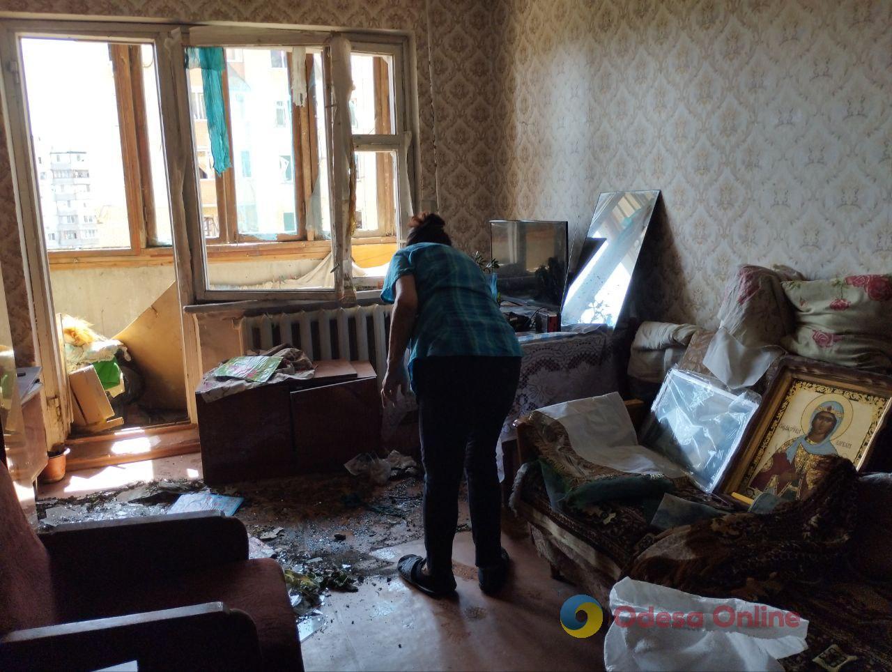 Влучання уламків дрону у дев’ятиповерхівку в Одесі: є загиблі та поранені, кілька будинків зазнали пошкоджень (фото, відео)