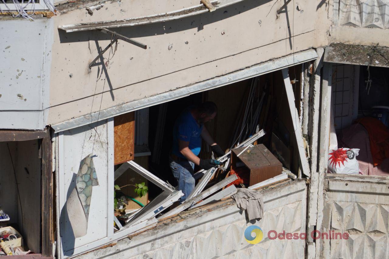 Попадание обломков дрона в девятиэтажку в Одессе: окна и двери выбило и в соседних домах (фото, видео)