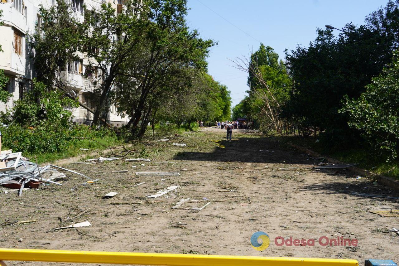Попадание обломков дрона в девятиэтажку в Одессе: окна и двери выбило и в соседних домах (фото, видео)