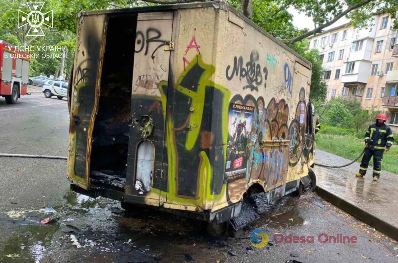 В Одессе сгорел автобус: внутри был мужчина