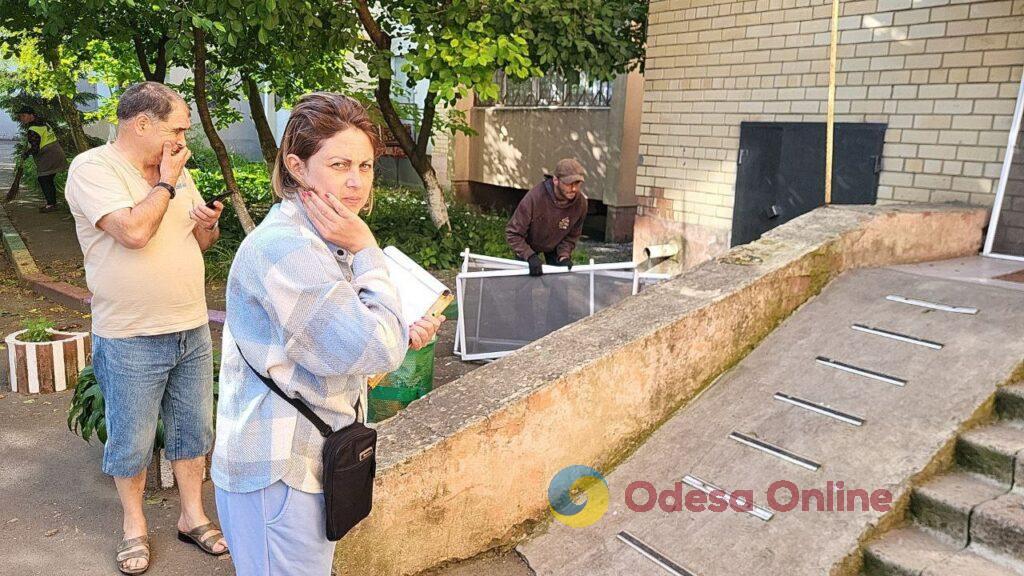 Одесские коммунальщики продолжают ликвидировать последствия атаки вражеских дронов (фото)