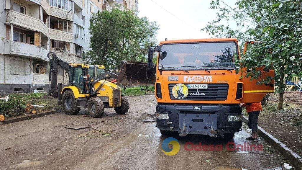 Одеські комунальники продовжують ліквідовувати наслідки атаки ворожих дронів (фото)