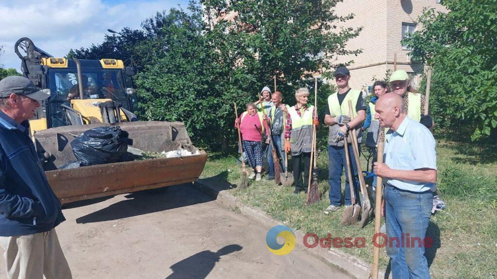 Одеські комунальники продовжують ліквідовувати наслідки атаки ворожих дронів (фото)