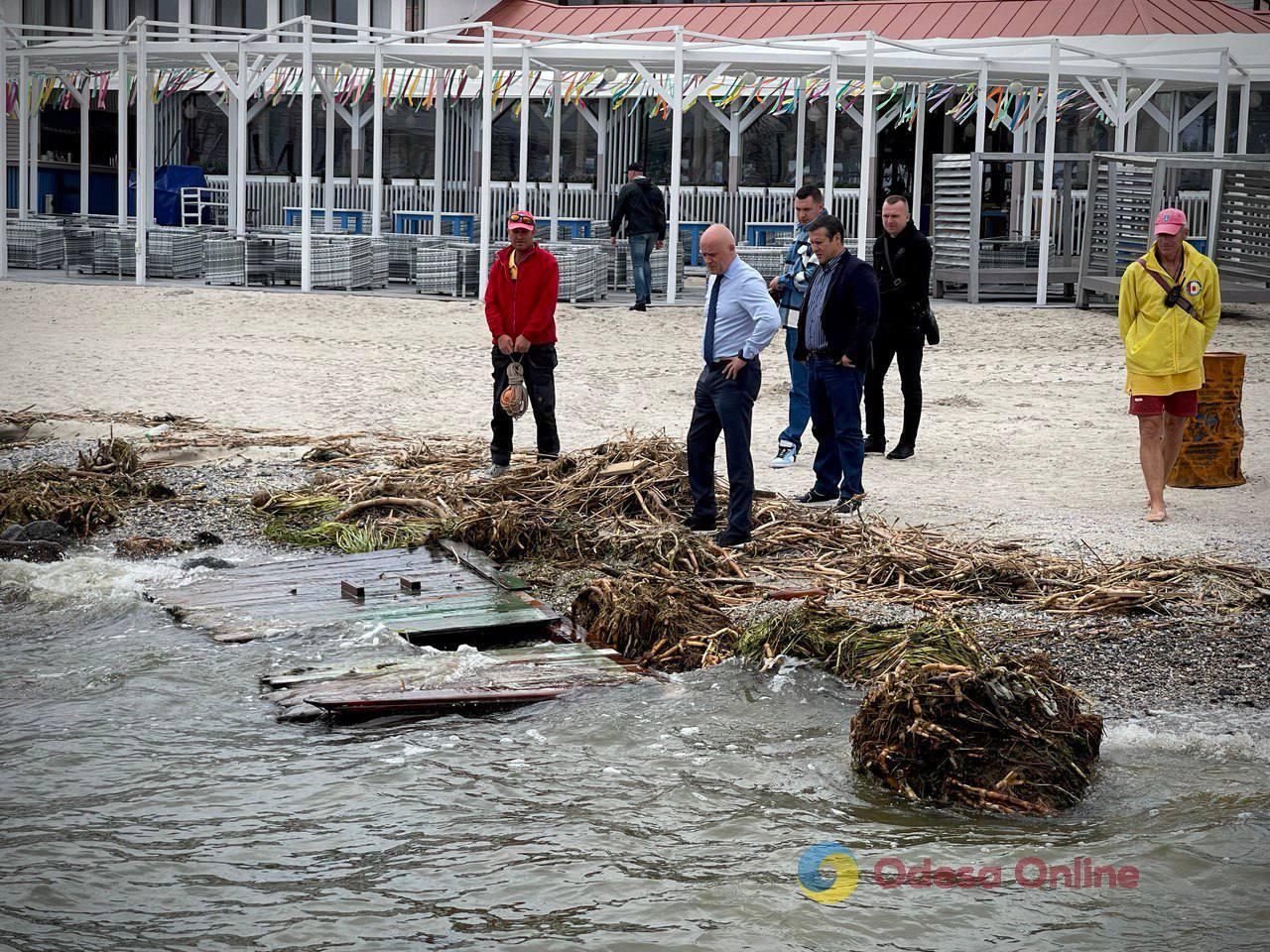 Мэр Одессы призвал горожан не убирать пляжи самостоятельно