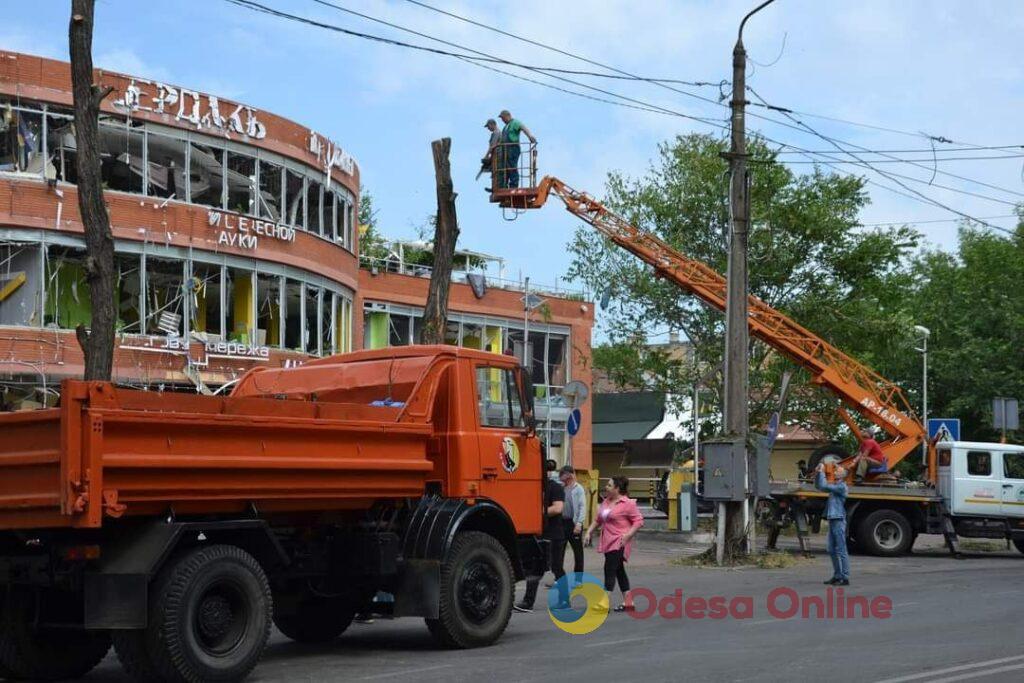 Одесса: коммунальщики убирают обломки после ночного обстрела и обходят квартиры