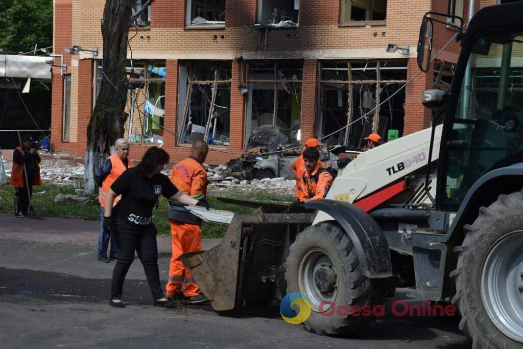 Одесса: коммунальщики убирают обломки после ночного обстрела и обходят квартиры