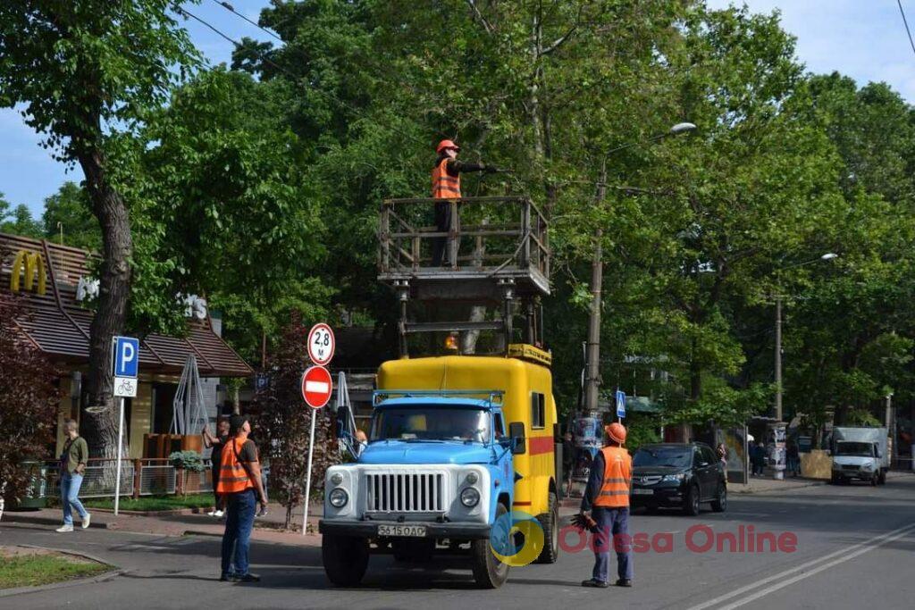 Одесса: коммунальщики убирают обломки после ночного обстрела и обходят квартиры