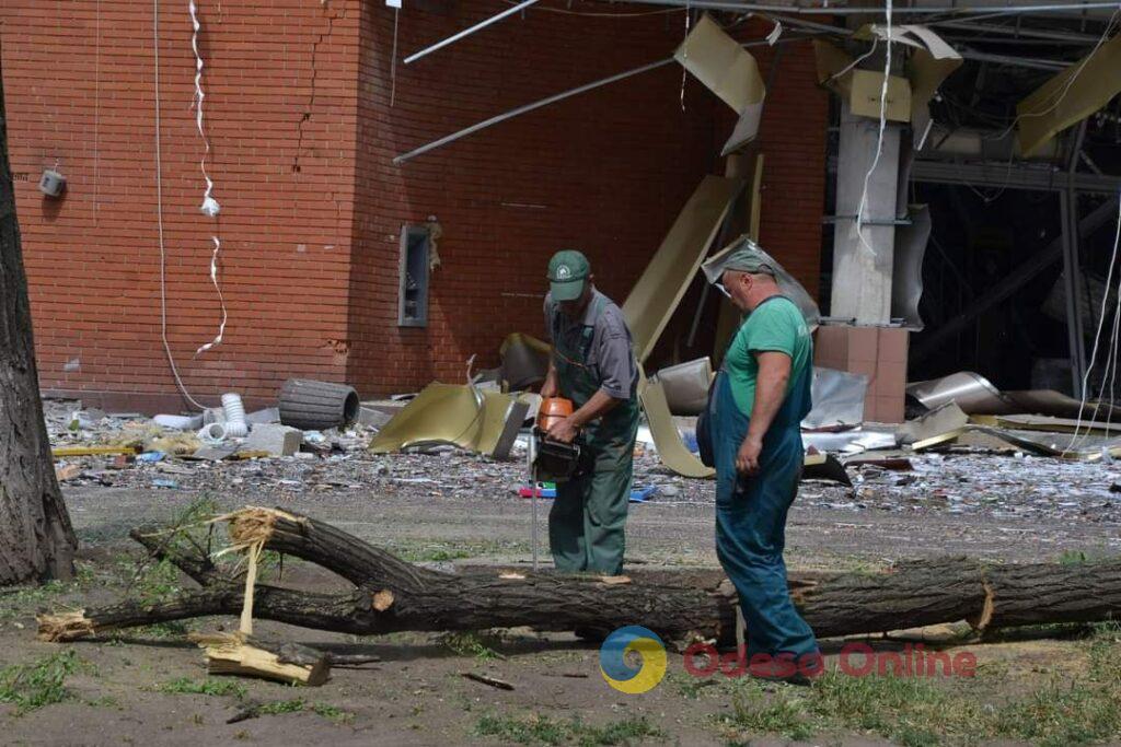 Одесса: коммунальщики убирают обломки после ночного обстрела и обходят квартиры