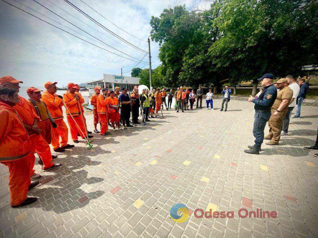 В Одессе начали убирать пляжи от мусора из Днепра