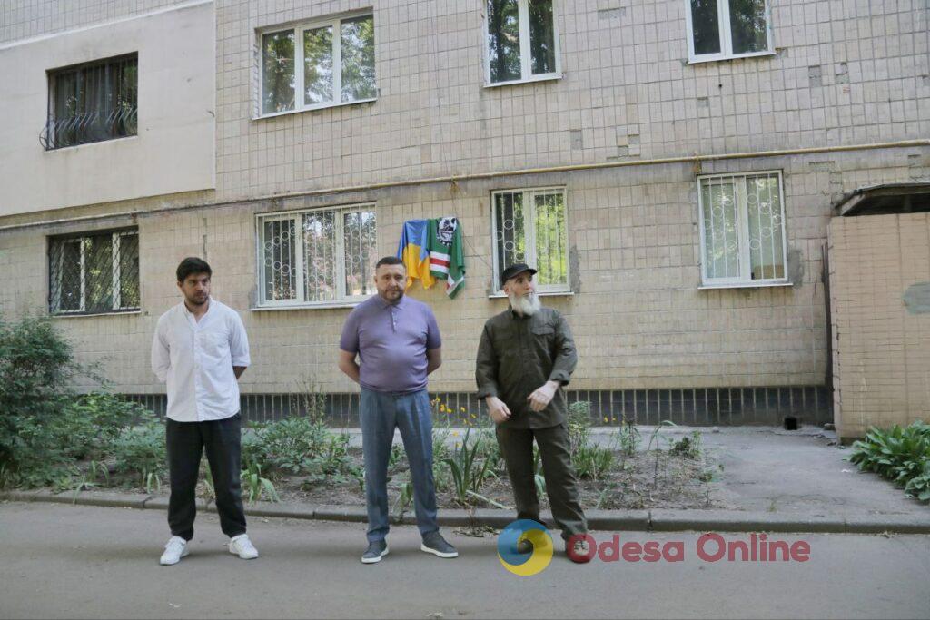 В Одессе открыли мемориальную доску Имаму Алимсултанову