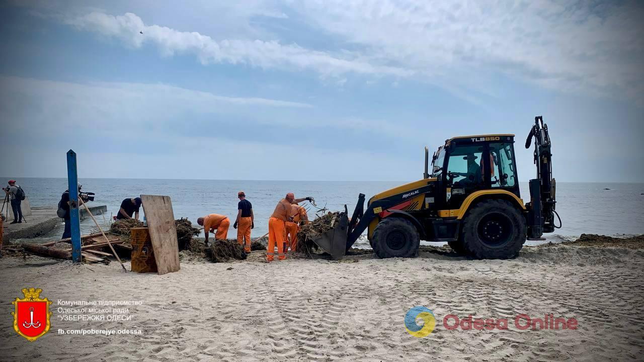 Последствия подрыва Каховской ГЭС: сотни коммунальщиков продолжают убирать одесское побережье (фото)
