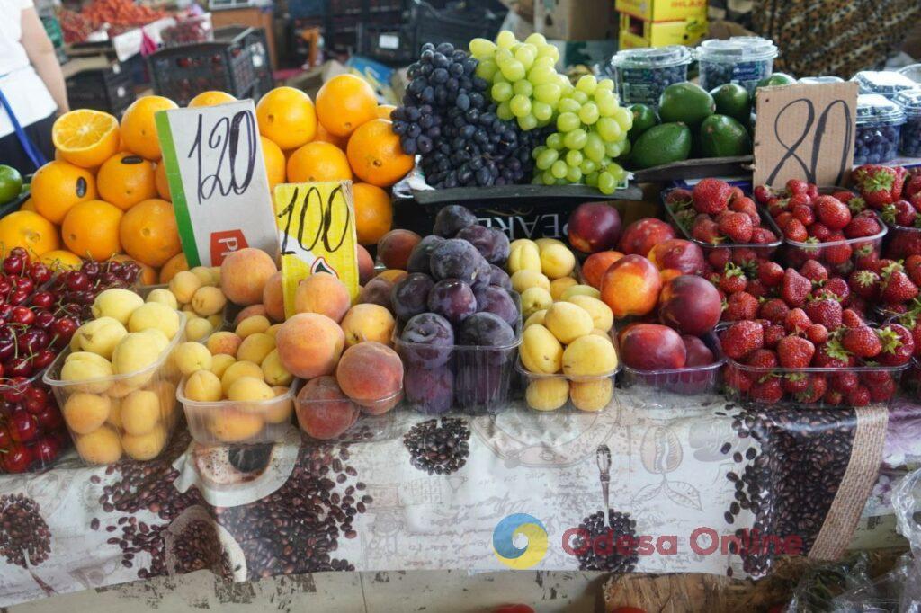 Спаржа, малина и абрикос: субботние цены на одесском Привозе