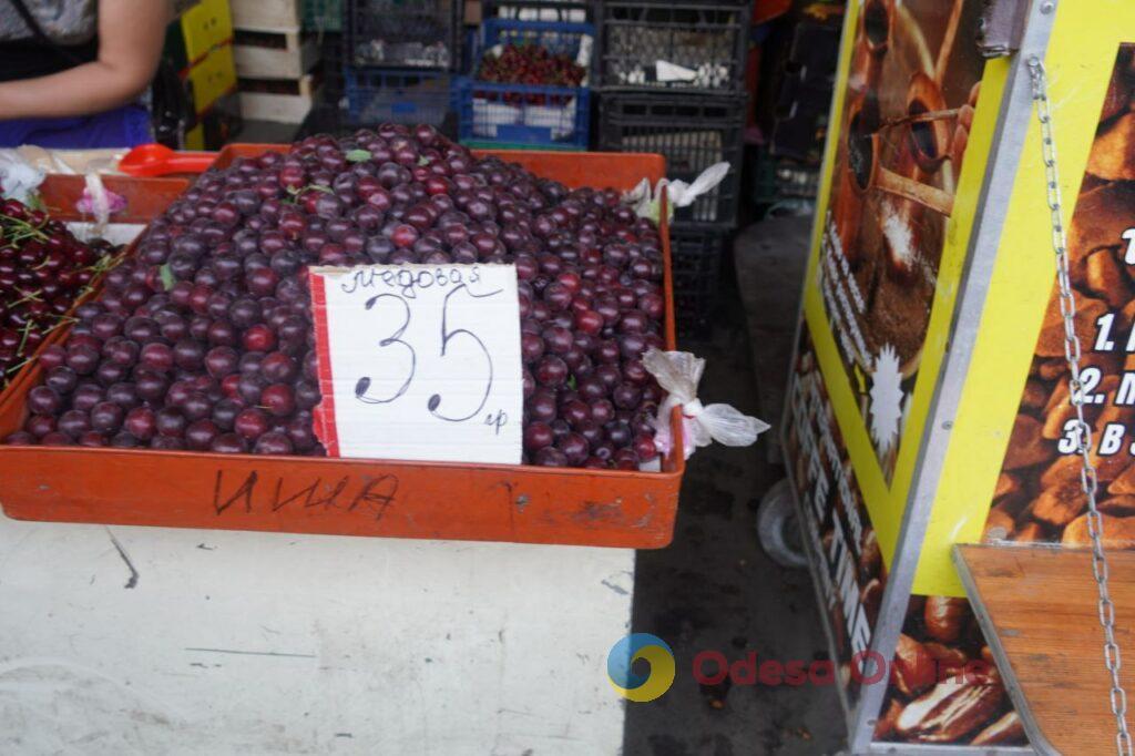 Спаржа, малина и абрикос: субботние цены на одесском Привозе
