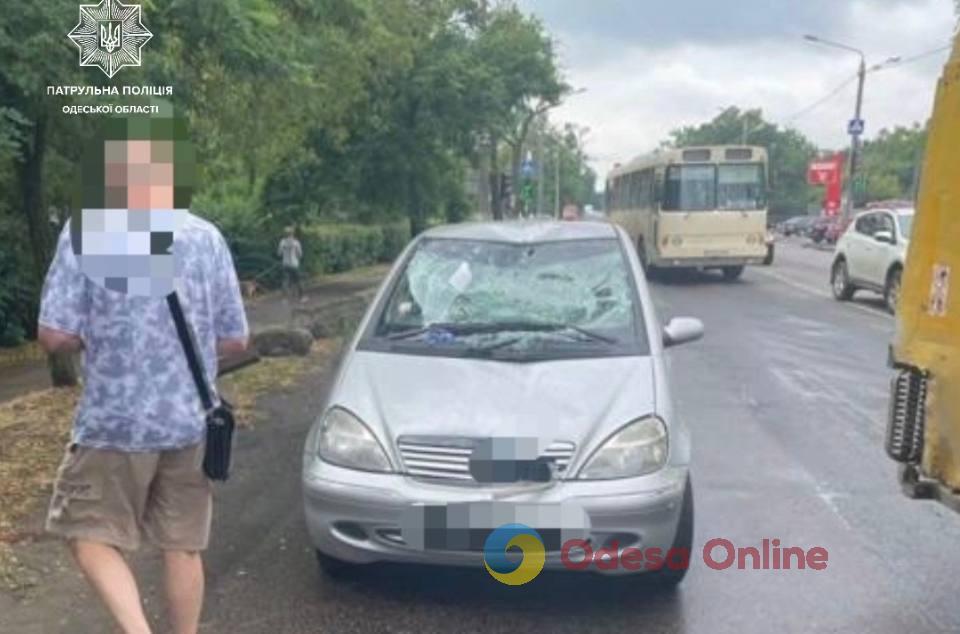 В районе Ивановского моста Mercedes сбил пешехода