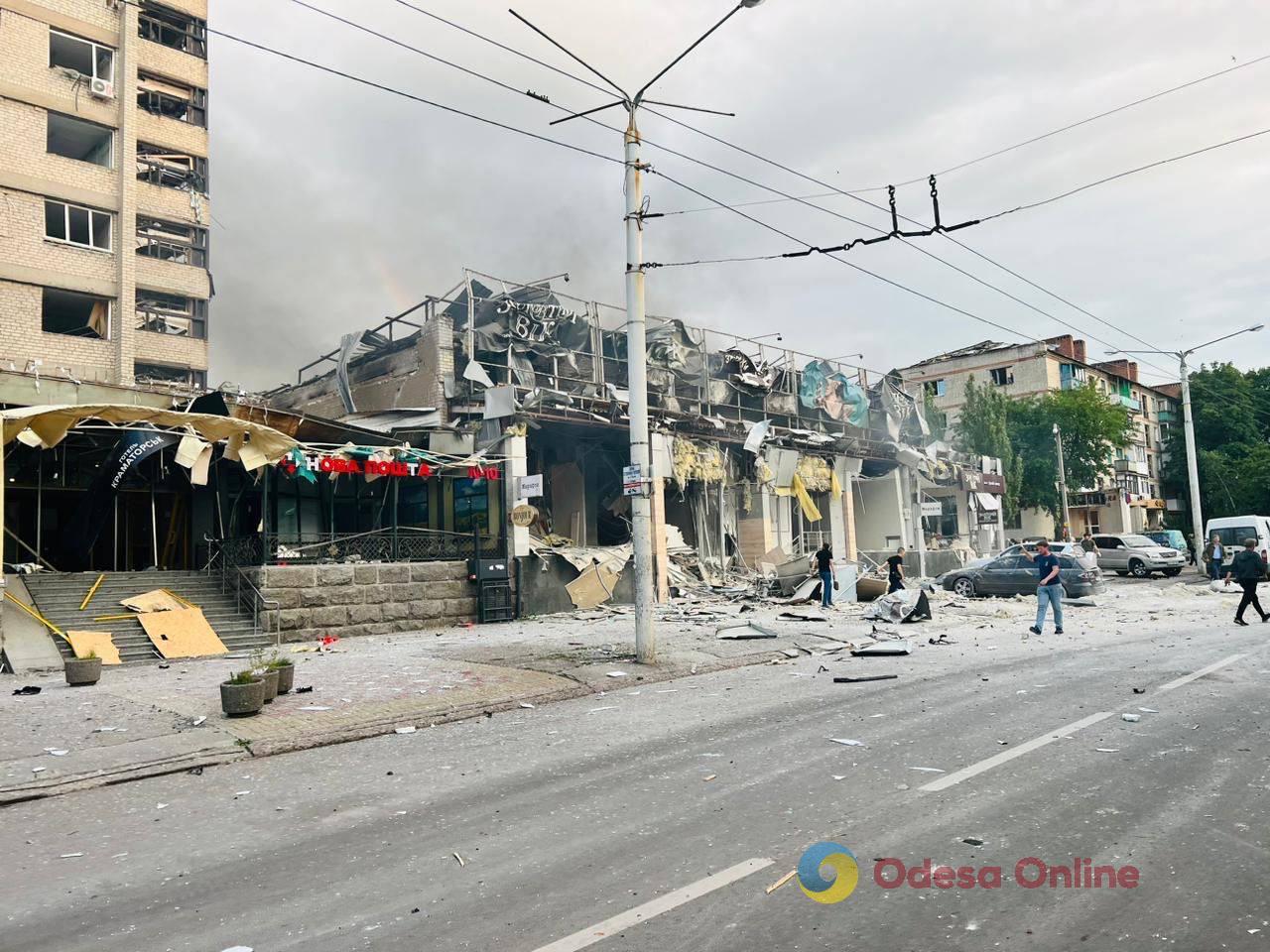 Краматорск: россия ударила ракетой по многолюдному кафе в центре города (обновляется)