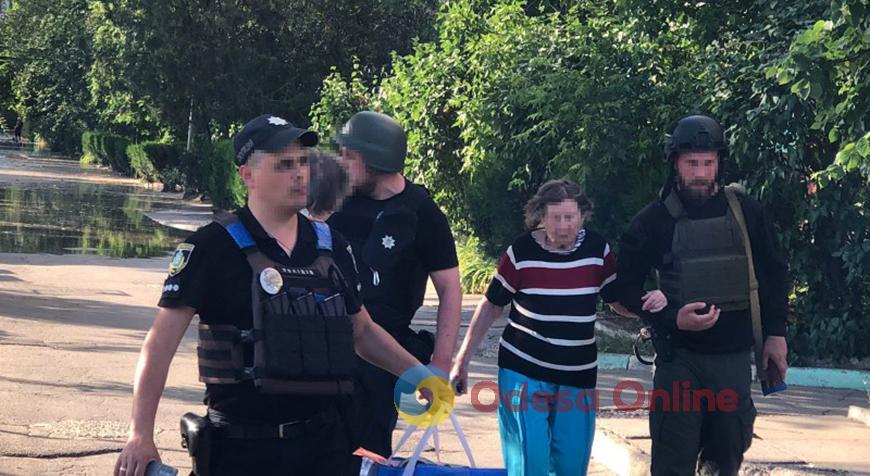 Одесские полицейские под обстрелами эвакуируют жителей Херсонской области