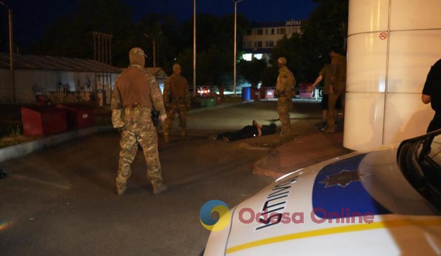 Вооруженные разбойники в Одессе ограбили автомойку, забрали сейф и тут же наткнулись на полицию