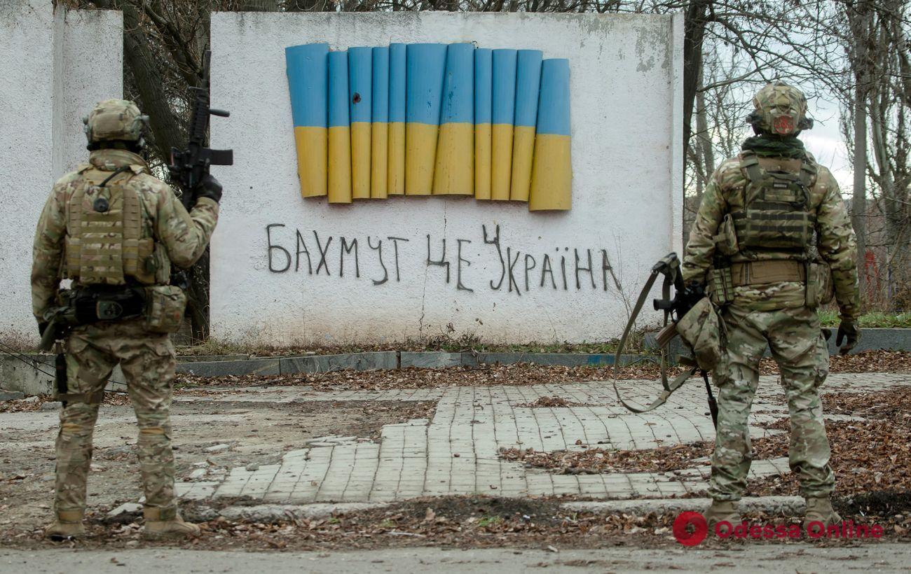 Українські захисники на Бахмутському напрямку рухаються вперед, – Зеленський