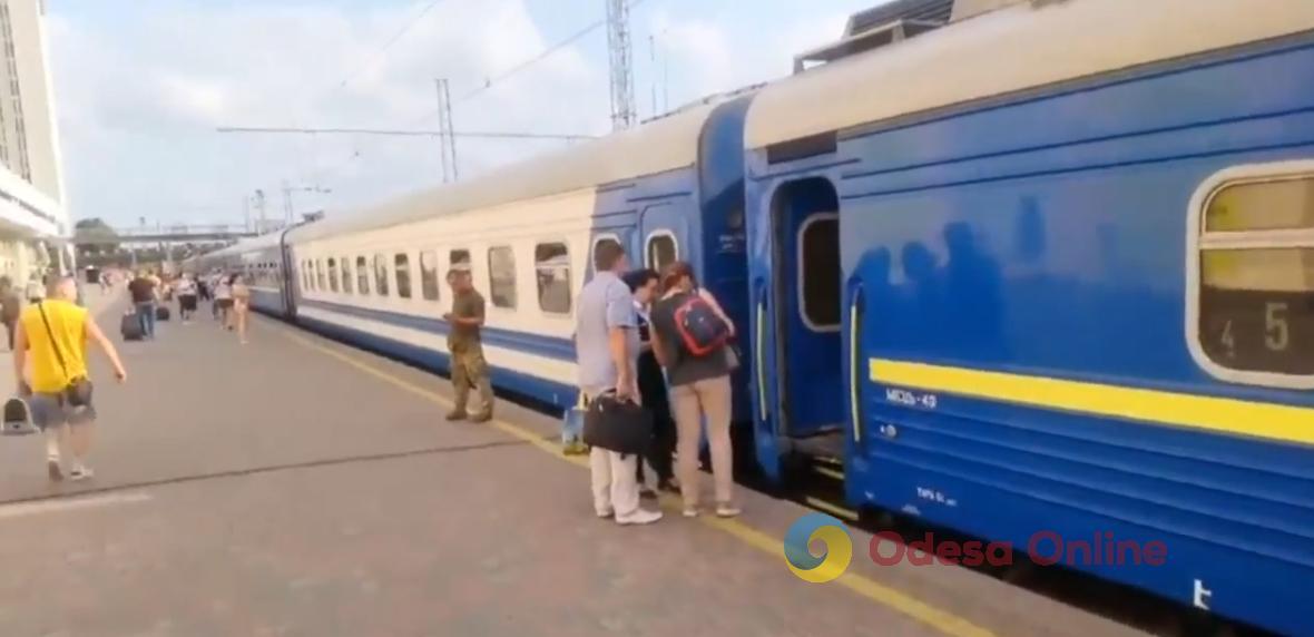 На железнодорожных вокзалах страны прозвучали слова в поддержку Одессы (видеофакт)