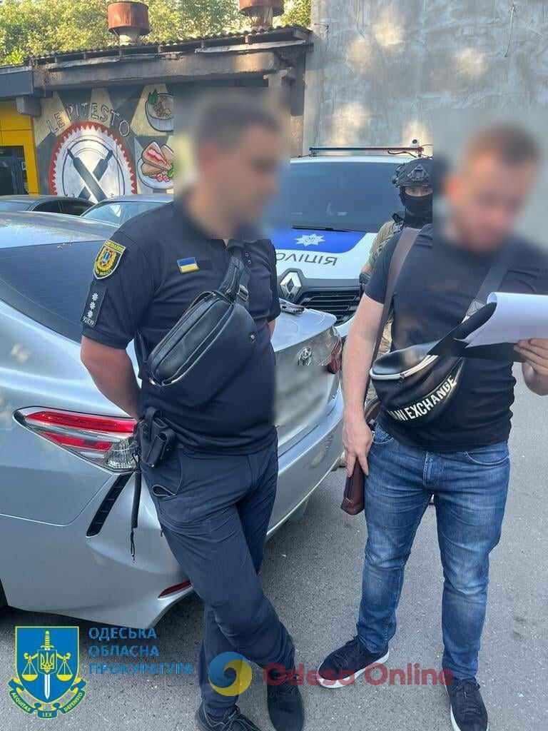 Одесский полицейский за деньги «ускорял» оформление разрешений на оружие