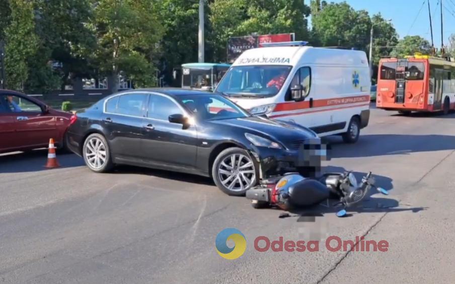 ДТП в Одесі: на вулиці Комарова Infiniti збив мопедиста