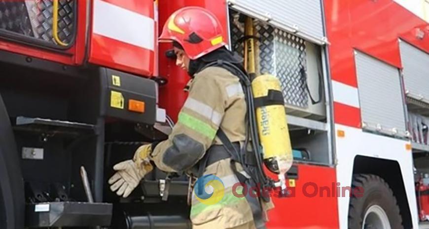 Пожар в Одессе: спасатели вывели женщину из задымленной квартиры