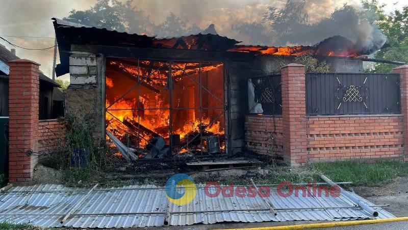 В Одесской области мужчина пытался самостоятельно потушить горящий дом и едва не погиб