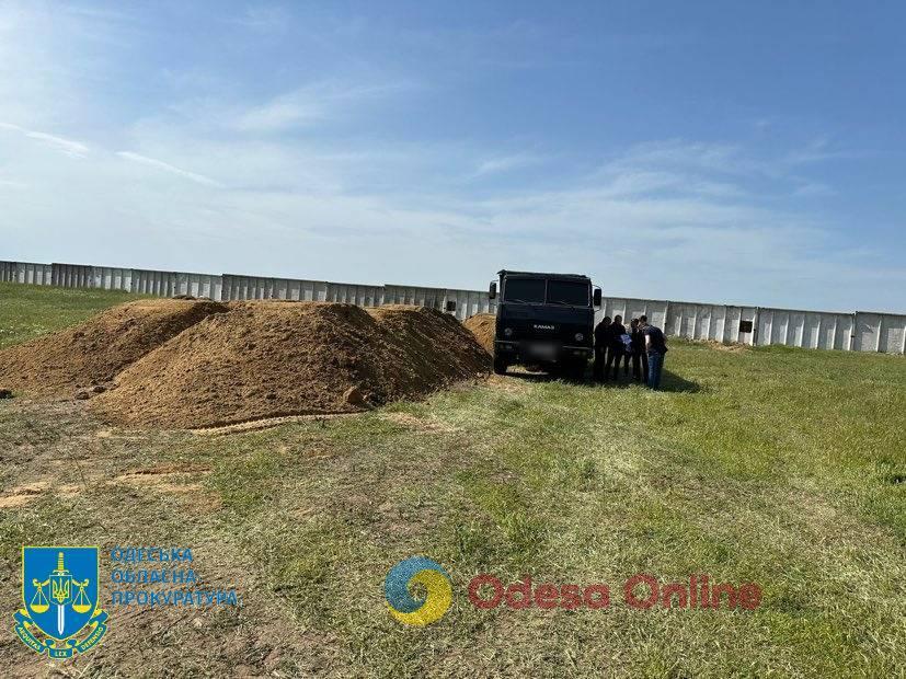 В Одеській області правоохоронці викрили підпільний кар’єр (фото)