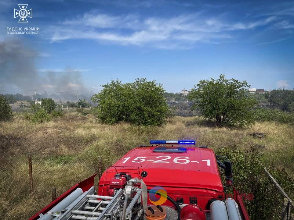 В Одеському районі горіла суха трава: полум’я мало не перекинулось на будинки (фото, відео)