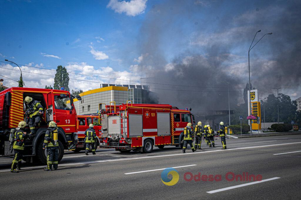 Знищено вісім автівок: у Києві Audi протаранила колонку АЗС (фото, відео)