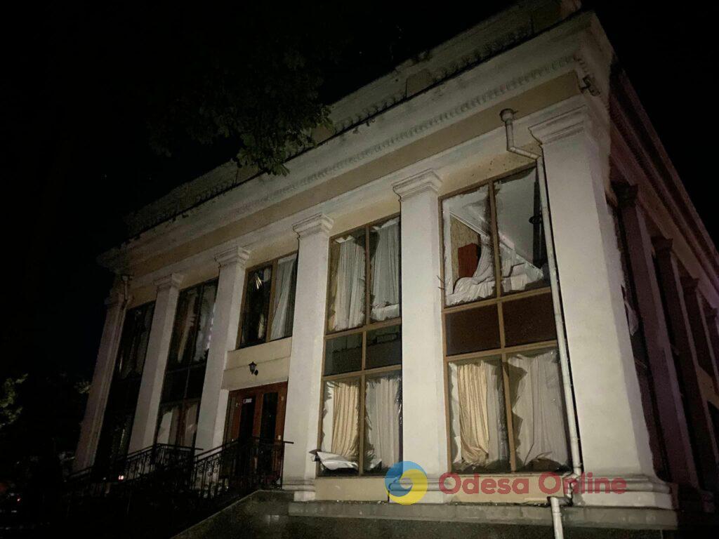 Ночной удар по Одессе: пострадали шесть жилых домов и два памятника архитектуры, 19 человек ранены и один погиб (фоторепортаж)