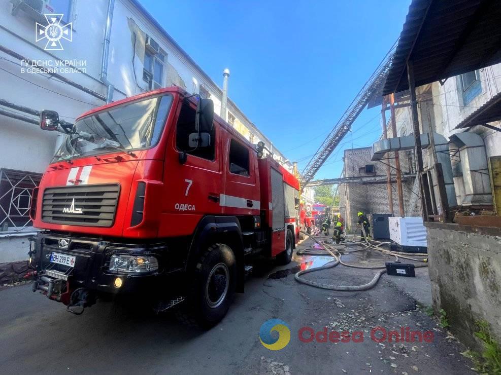 Одеса: у Високому провулку горіла двоповерхова будівля (фото, відео)