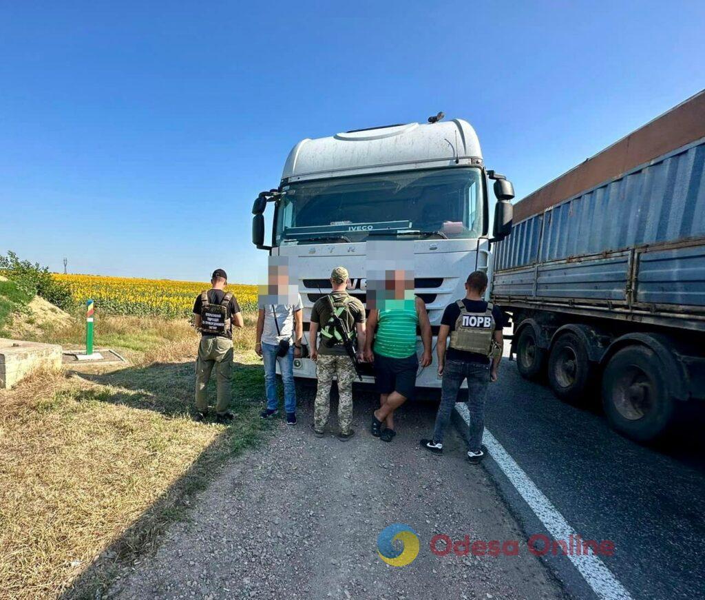 Одесские пограничники поймали уклониста, который спрятался в грузовике