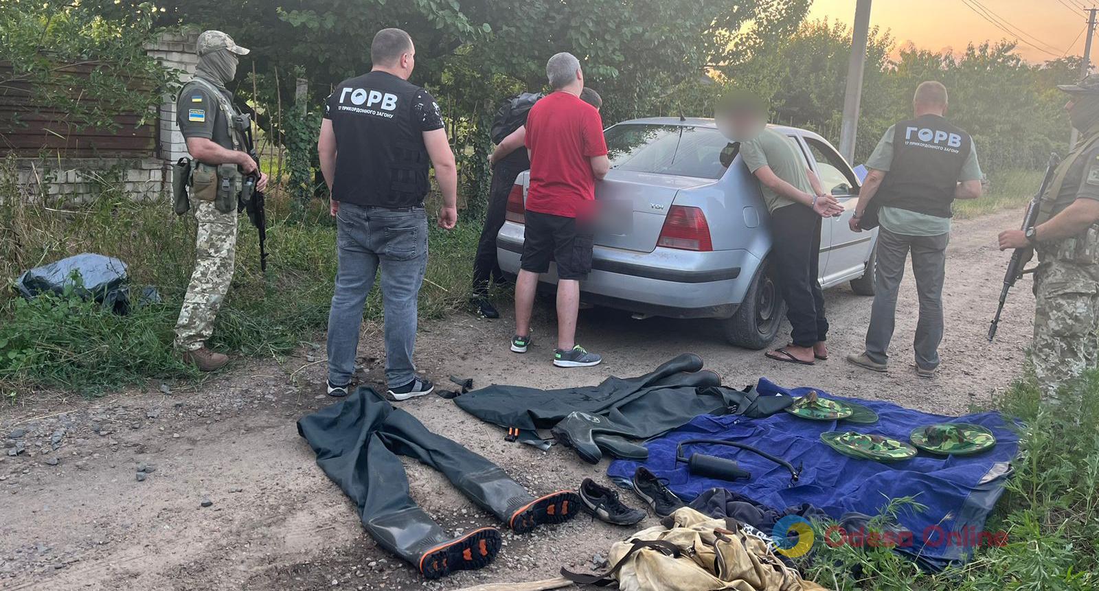 Троє ухилянтів намагалися втекти з України за допомогою чобіт-забродів та надувного матраца