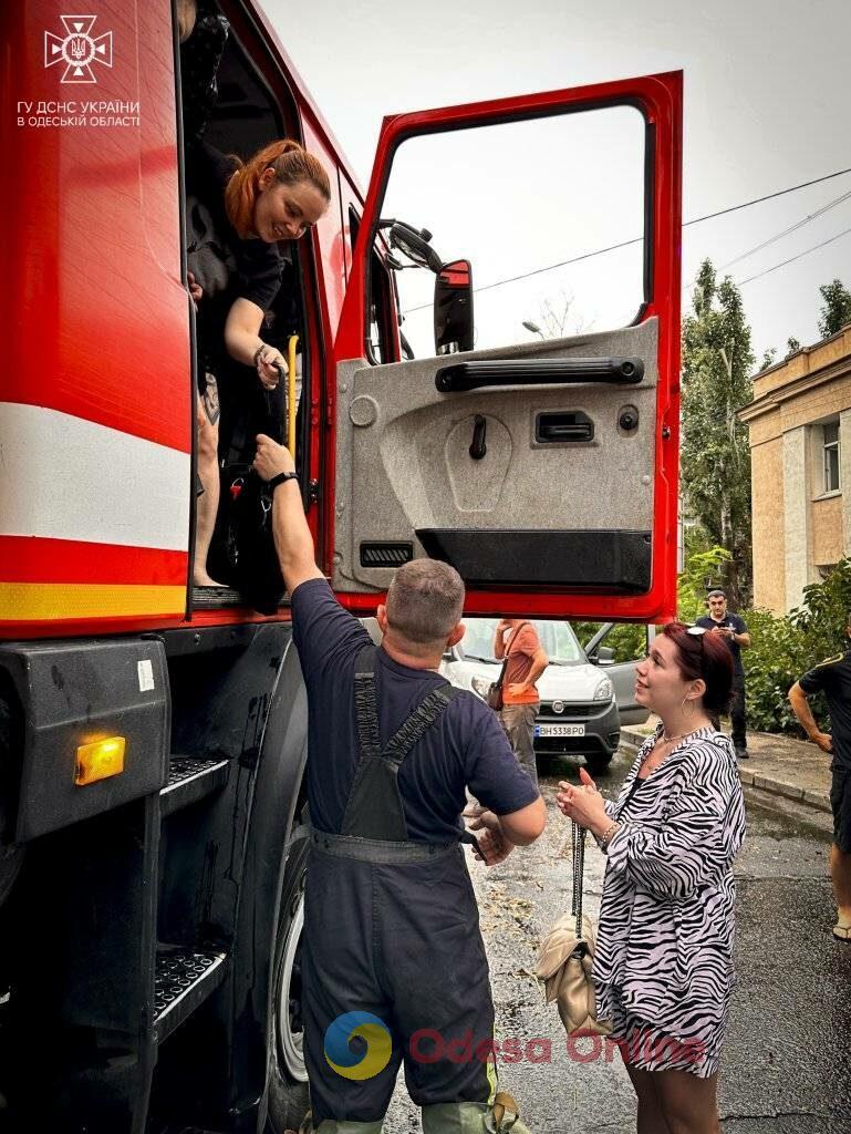 В Одесі рятувальники допомогли містянам в підтопленому через дощ районі (фото, відео)