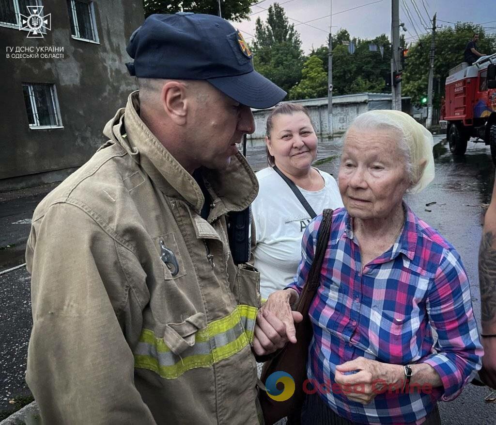 В Одесі рятувальники допомогли містянам в підтопленому через дощ районі (фото, відео)