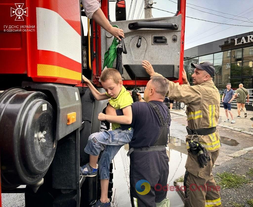 В Одессе спасатели помогли горожанам в подтопленном из-за дождя районе (фото, видео)