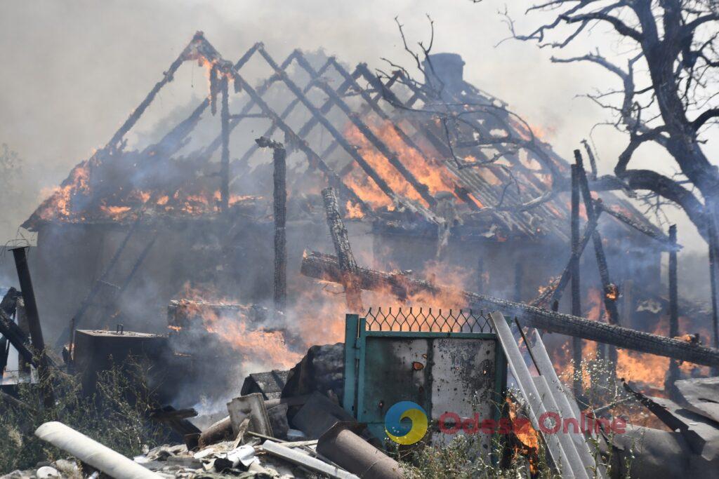 На Миколаївщині горять і детонують заміновані поля