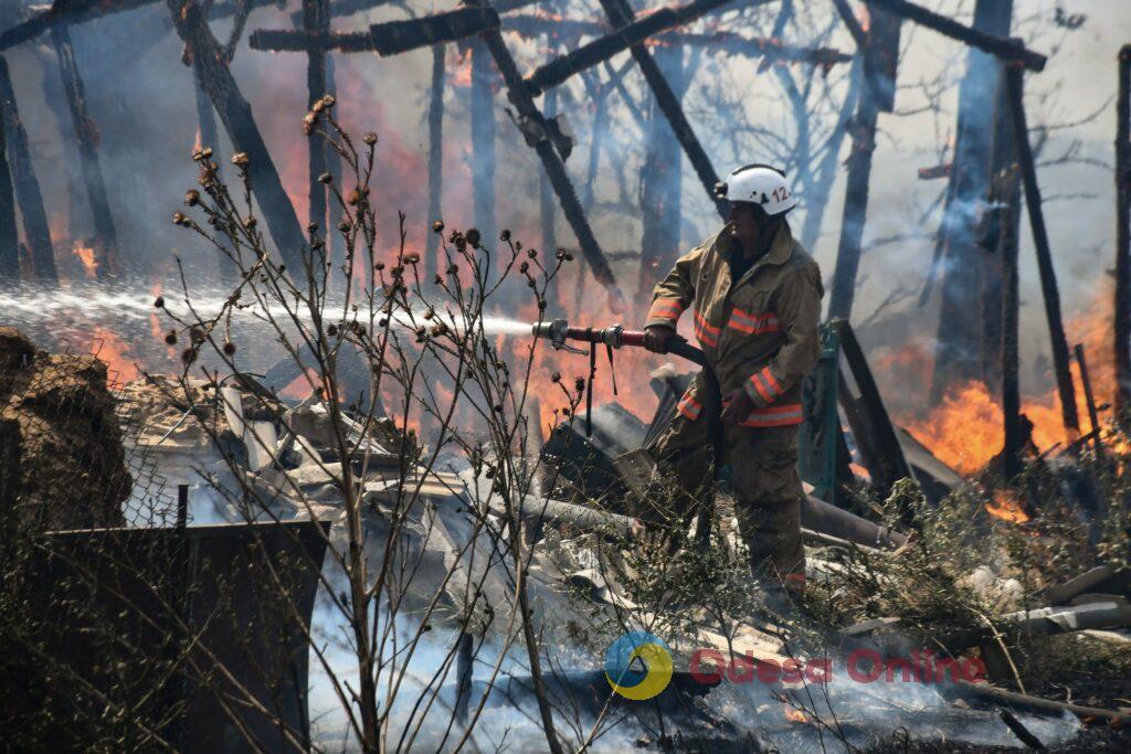 На Миколаївщині горять і детонують заміновані поля