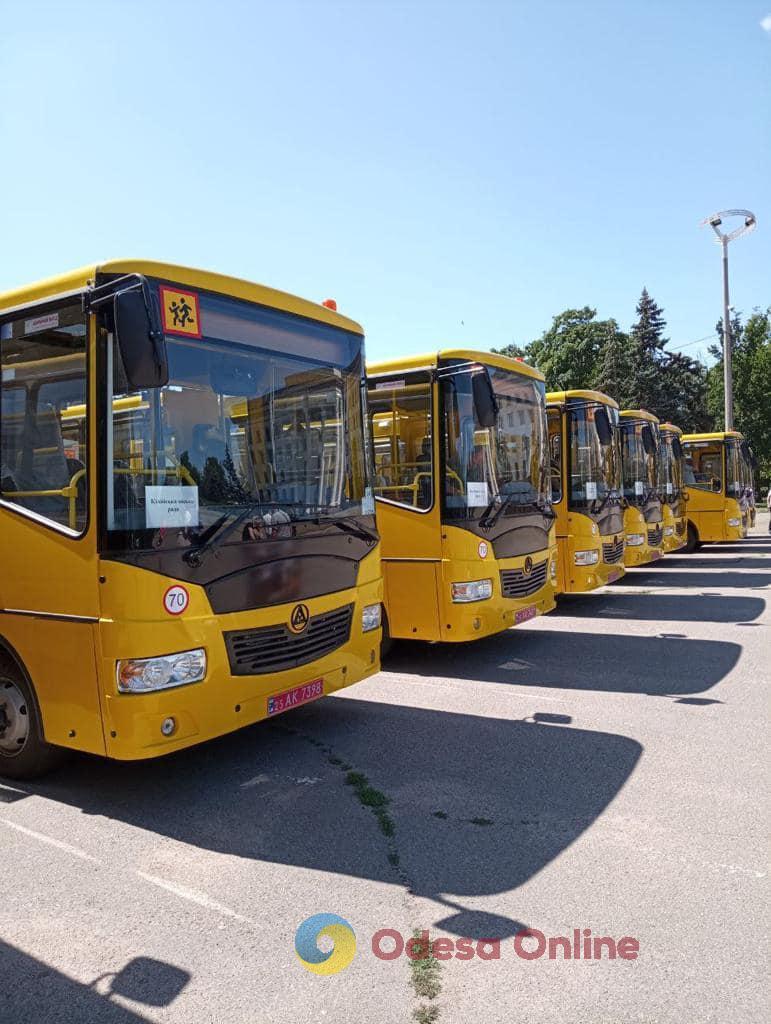 Одещина: громадам передали першу партію нових шкільних автобусів