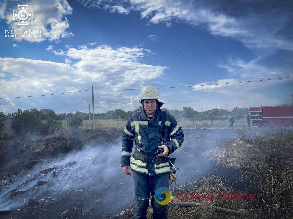 В Одеському районі горіла суха трава: полум’я мало не перекинулось на будинки (фото, відео)