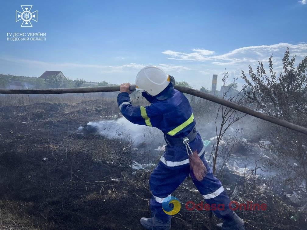 В Одесском районе горела сухая трава: огонь едва не перекинулся на жилые дома (фото, видео)