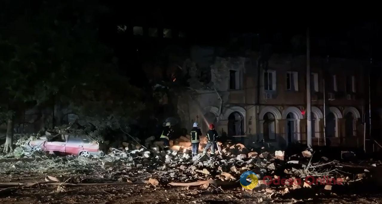 Ракетний удар по Одесі: серед пошкоджених об’єктів – Будинок вчених та будинки поруч