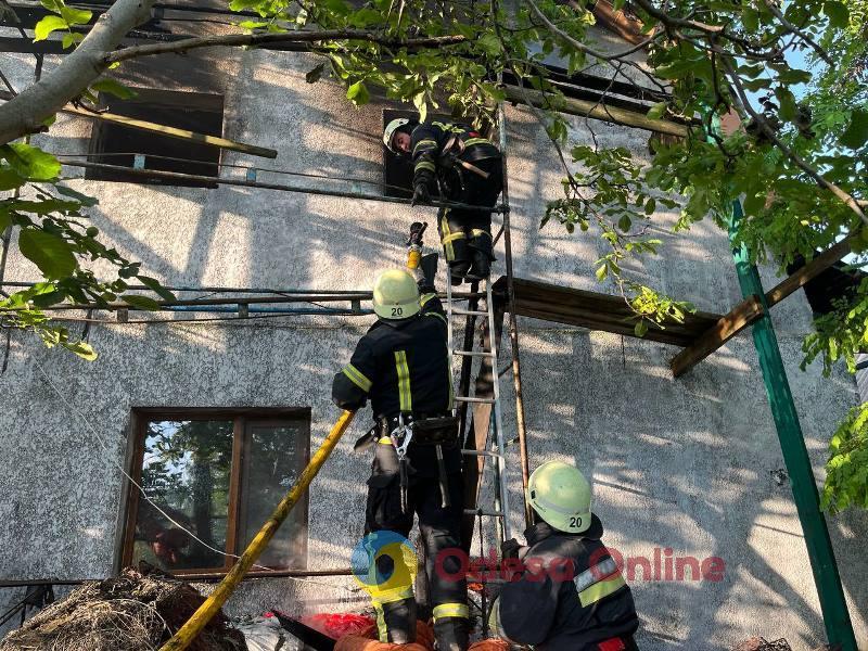 В Одесской области мужчина пытался самостоятельно потушить горящий дом и едва не погиб