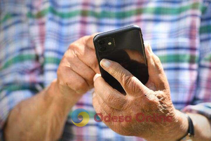 В Одесской области рецидивистка украла телефон у доверчивого пенсионера