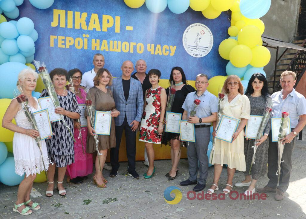 День медпрацівників: мер Одеси привітав медиків зі святом та вручив почесні нагороди