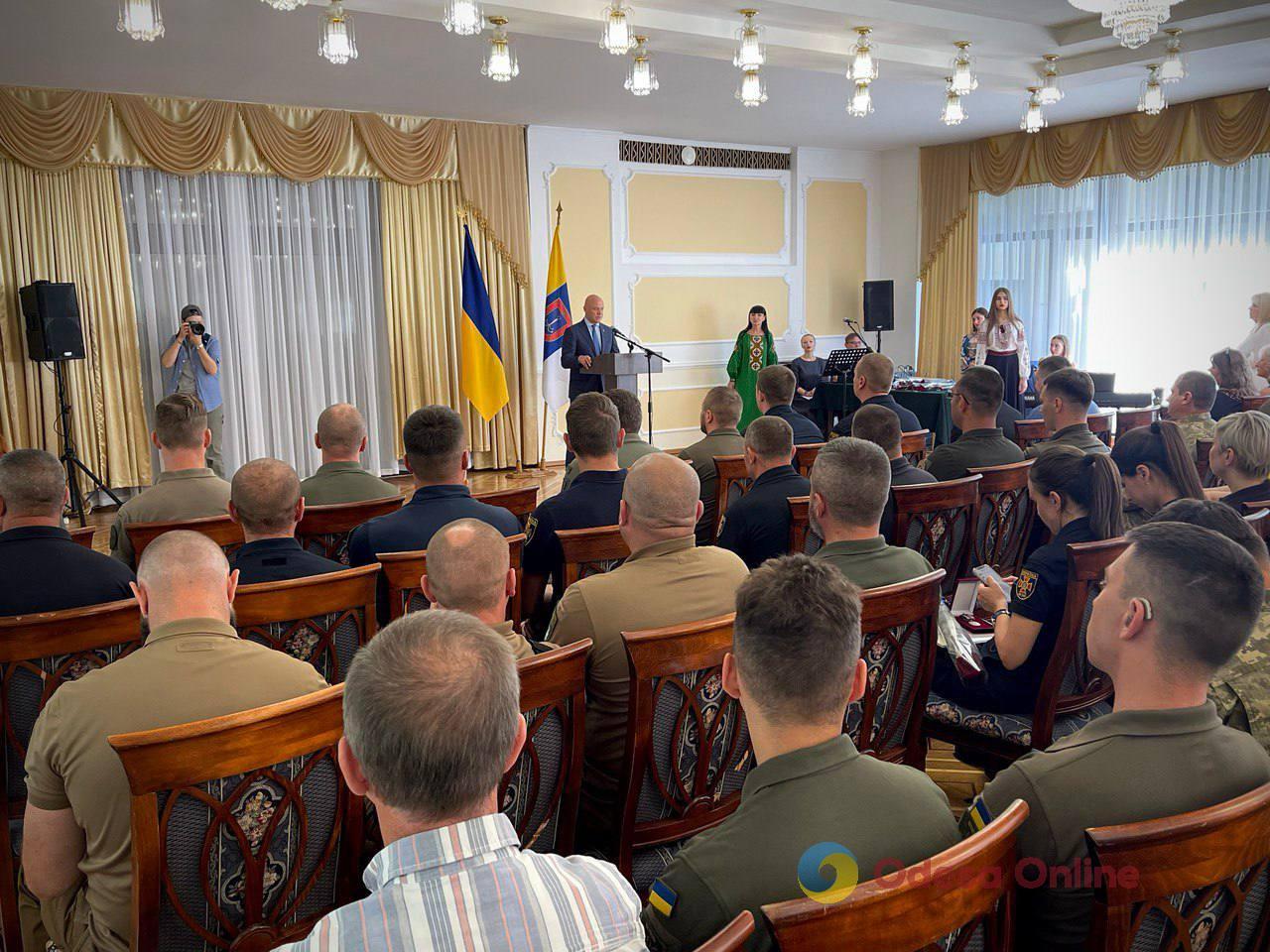 Мэр Одессы вручил награды защитникам Украины