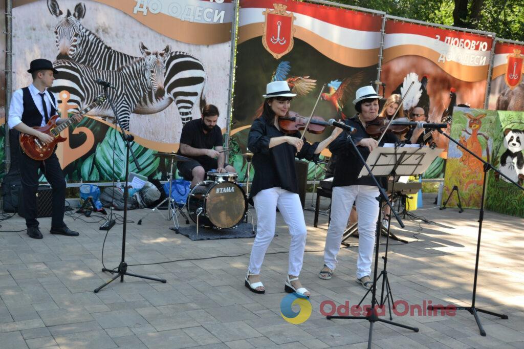 Одеські художники передали свої картини Херсонському театру імені М. Куліша (фото)